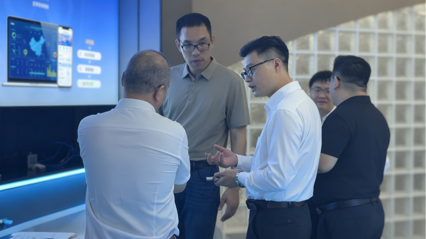 南京高華科技股份有限公司領(lǐng)導(dǎo)蒞臨智火柴考察交流 共探工業(yè)設(shè)備智能運(yùn)維新路徑 圖2.png